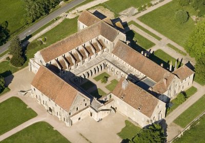 Vue aérienne de l'abbaye de Noirlac montrant le plan de l'abbaye organisé en carré autour du jardin du cloître